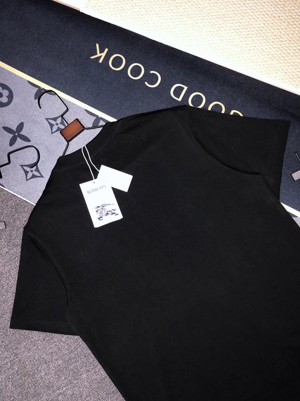 ブランドTシャツ着用イメージ